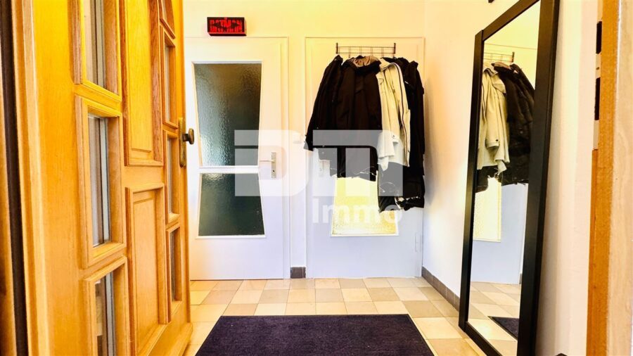 Modernisiertes 1 bis 2 Familienhaus mit DG-Ausbau BJ 02/03 und Panoramablick am Rüsteberg - WE2 EG Windfang